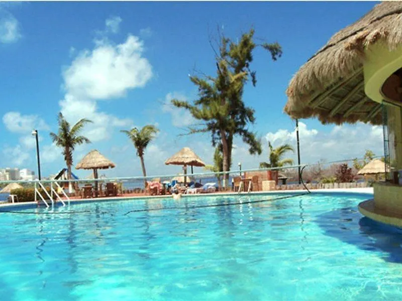 Selina Cancun Laguna Hotel Zone 3*,